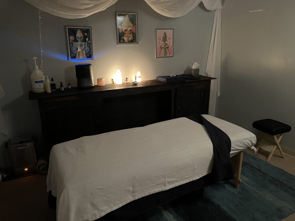 Massage bed in Sarva Studio with candles